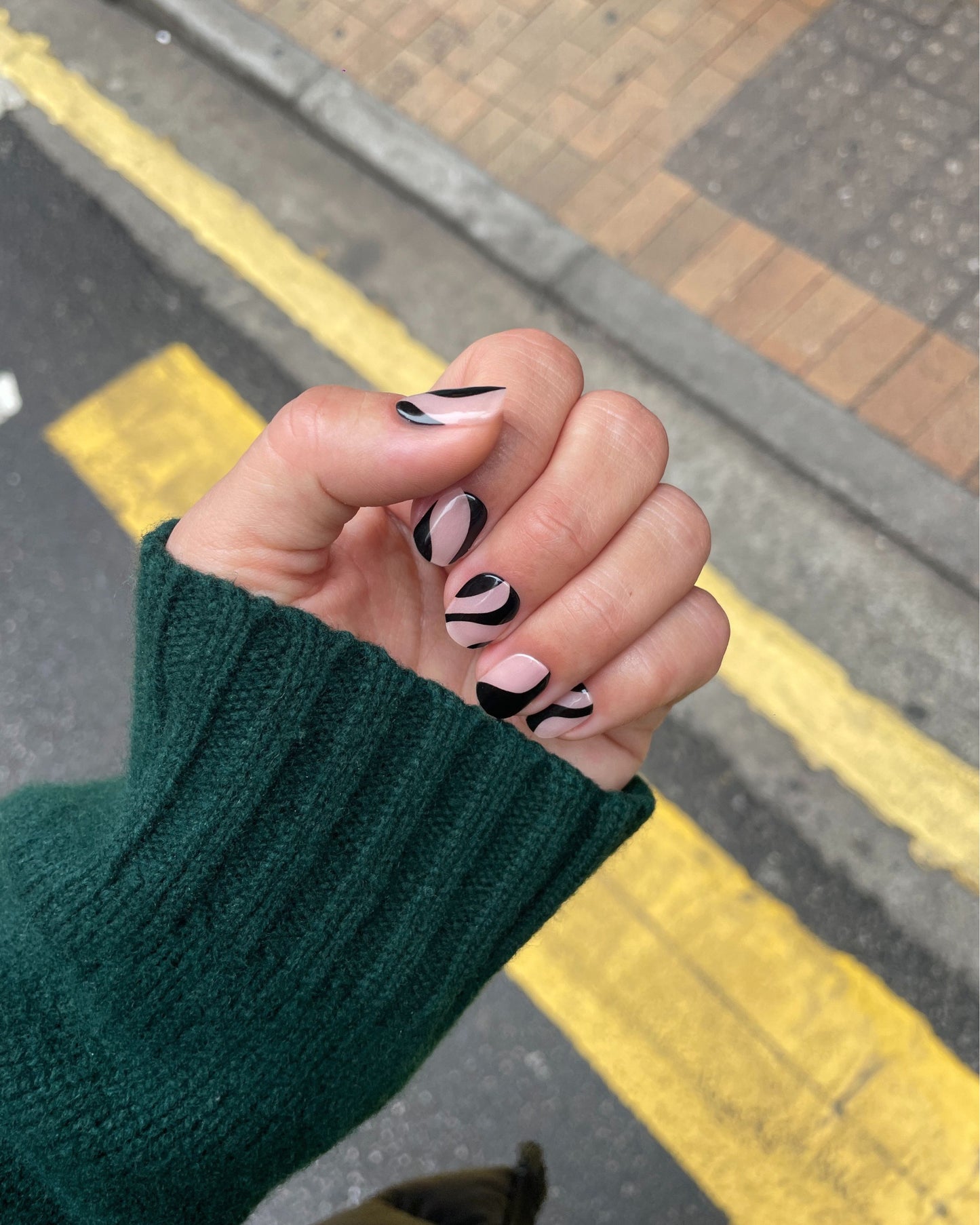 BLACK SWIRLS GEL NAIL STRIPS